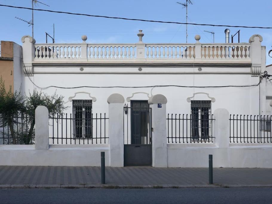 - un bâtiment blanc avec un balcon au-dessus dans l'établissement Can Baldoyra de Figueres, à Figueres