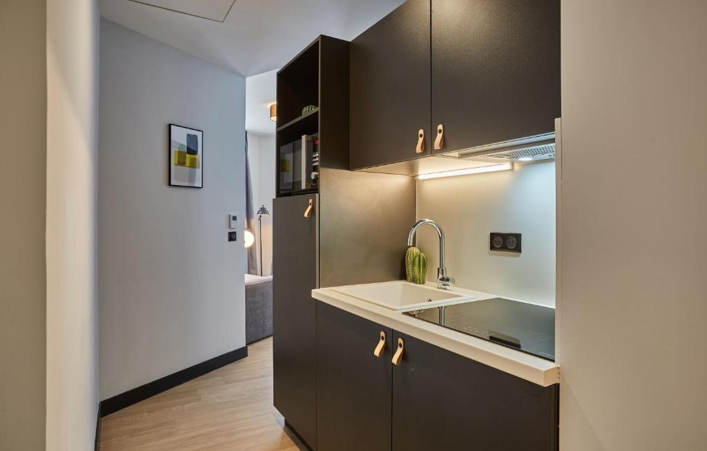 Kuchyň nebo kuchyňský kout v ubytování Appart'hôtel Odalys City - Nîmes Arènes - Palais des Congrès