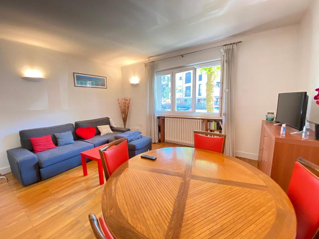 アヌシーにあるAppartement Annecy, 3 pièces, 4 personnes - FR-1-432-25のリビングルーム(テーブル、青いソファ付)