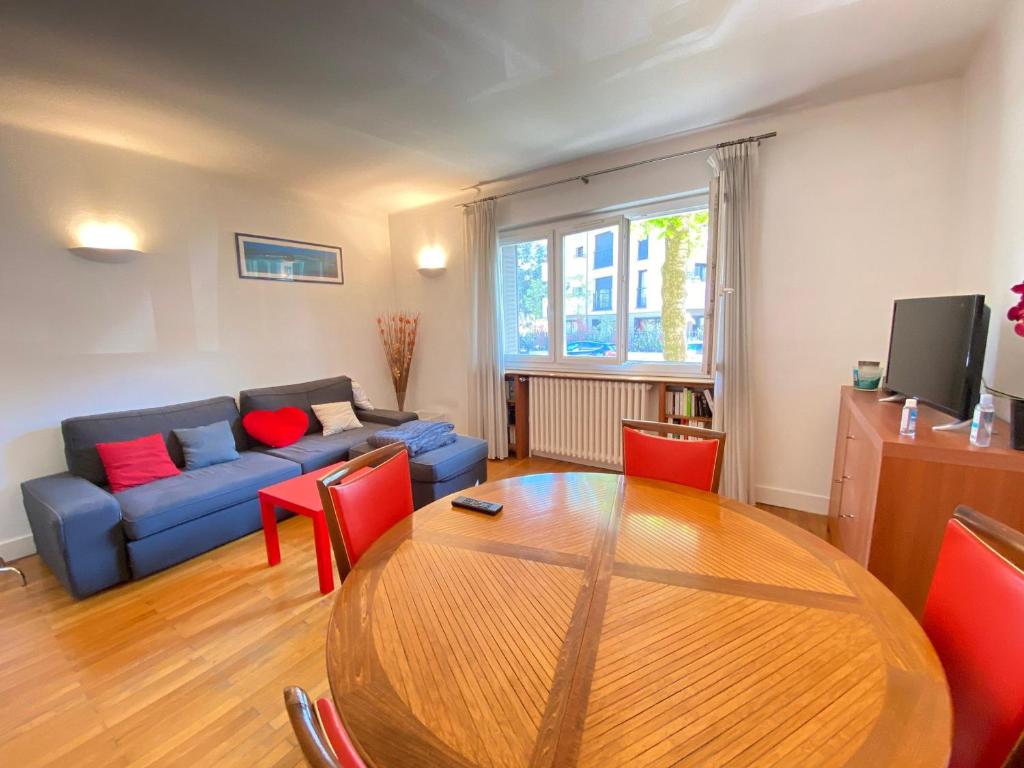 Photo de la galerie de l'établissement Appartement confortable avec parking et WIFI à 10mn du centre-ville - FR-1-432-25, à Annecy