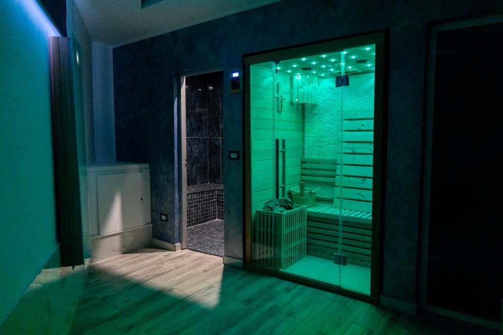 bagno con doccia e porta in vetro di AETERNA SUITES SPA Apartment a Terracina