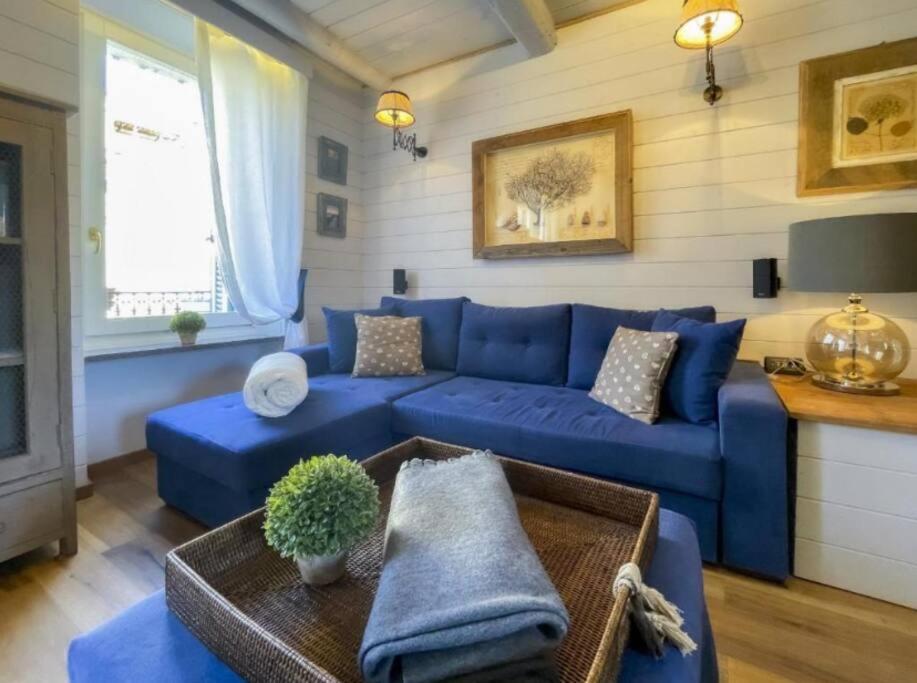 un salon avec un canapé bleu et une table dans l'établissement Studio Cannes - 41RP, à Cannes