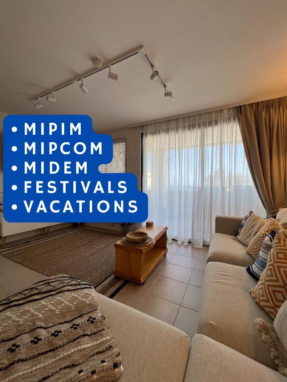 un salon avec un canapé et une fenêtre dans l'établissement Cannes Villa Francia, à Cannes