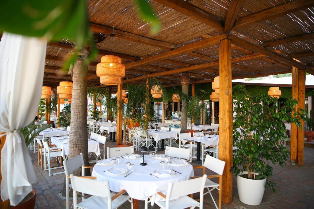 Ein Restaurant oder anderes Speiselokal in der Unterkunft Oricon Coast Luxury Resort 