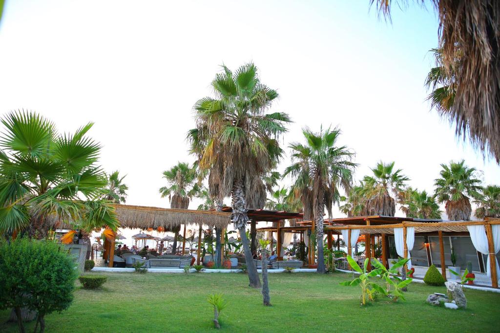 Ein Garten an der Unterkunft Oricon Coast Luxury Resort