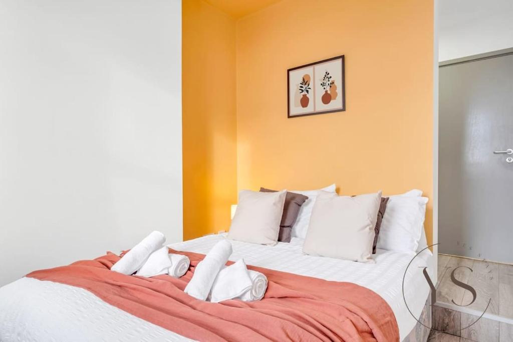 una camera da letto con un grande letto con cuscini bianchi di Gorgeous Longton Studio 2b a Stoke on Trent