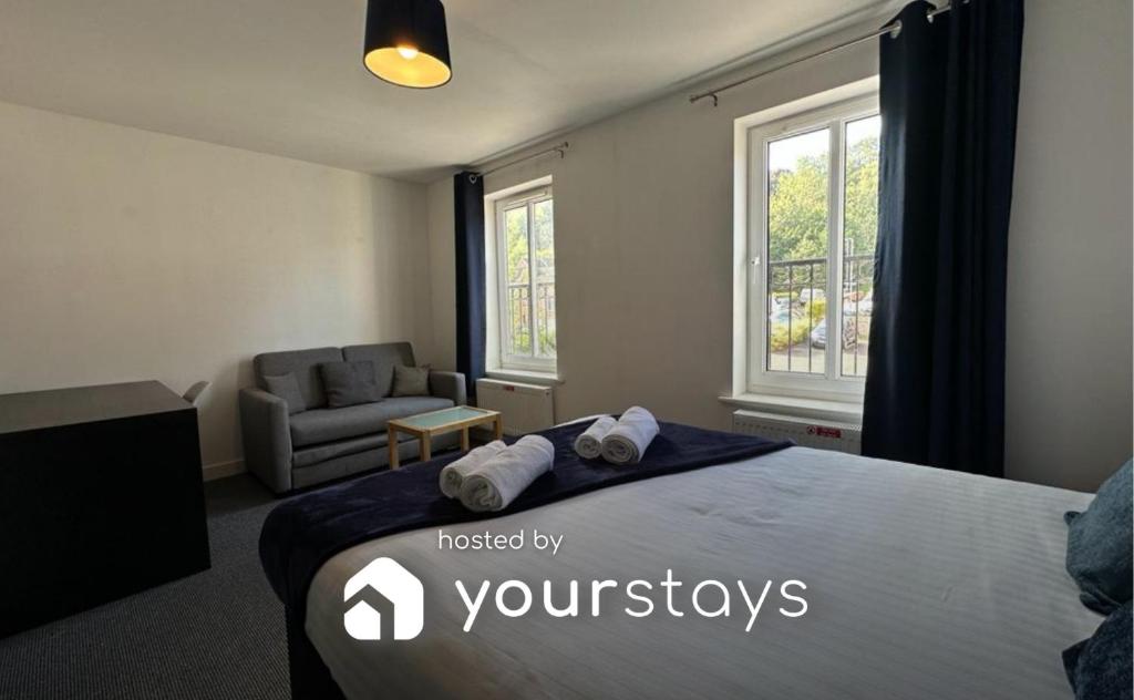 een slaapkamer met een bed met handdoeken erop bij Chervil House by YourStays in Newcastle under Lyme