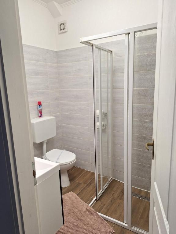 Koupelna v ubytování Várfal apartman