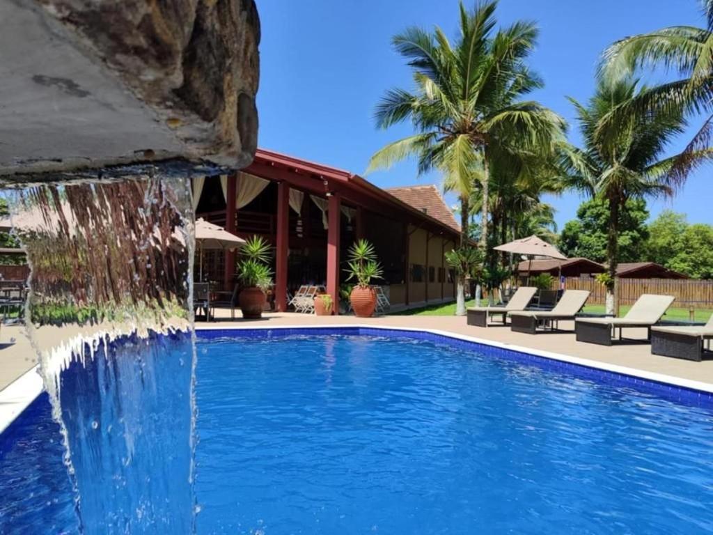 einen Pool in einem Resort mit Wasserfall in der Unterkunft Delta Maresias Club by Smart Sharing in Maresias