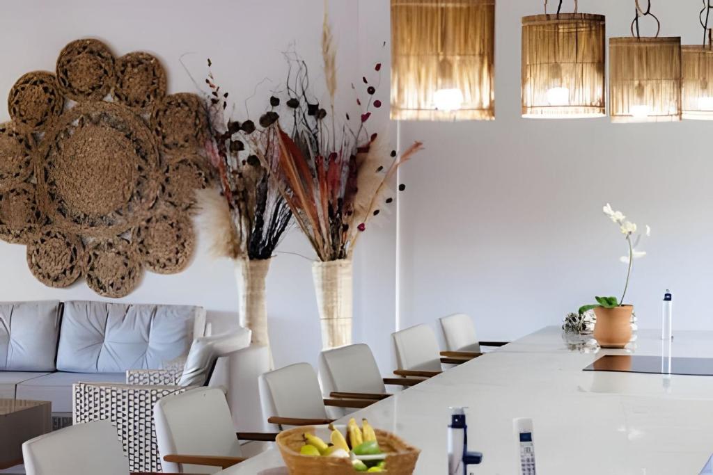 une cuisine et une salle à manger avec une table et des chaises dans l'établissement Casa confortável para a família, à Barrinha