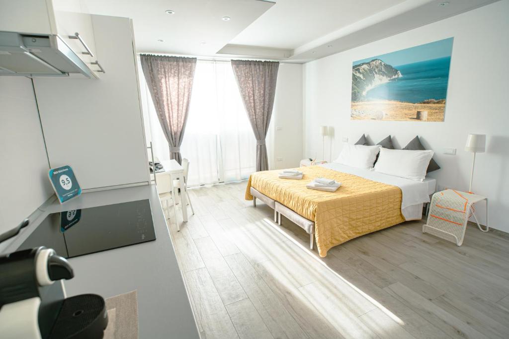 Habitación de hotel con cama y TV en B&B WelcHome, en Porto SantʼElpidio
