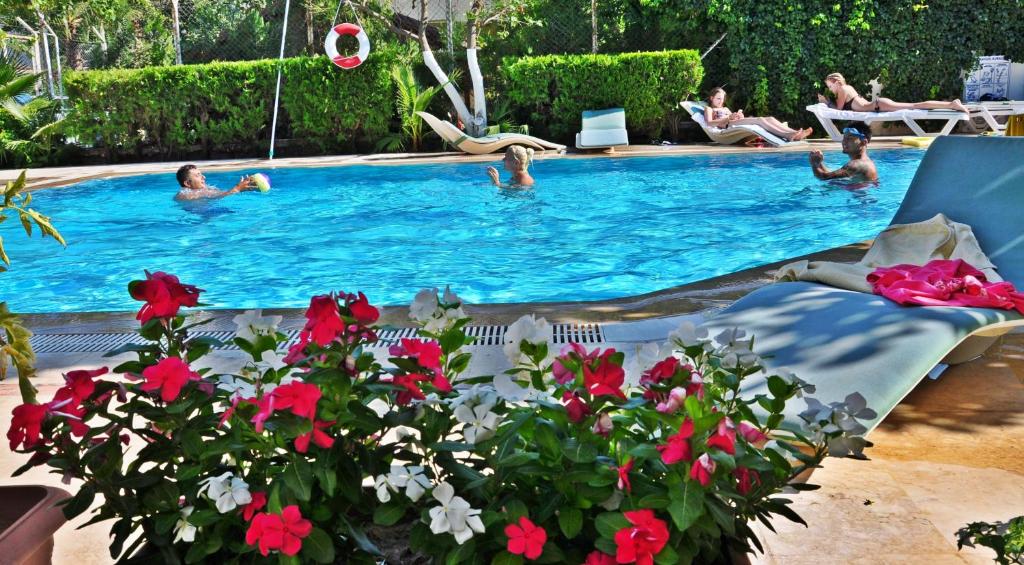 Bazén v ubytování Tuncer Garden Hotel nebo v jeho okolí
