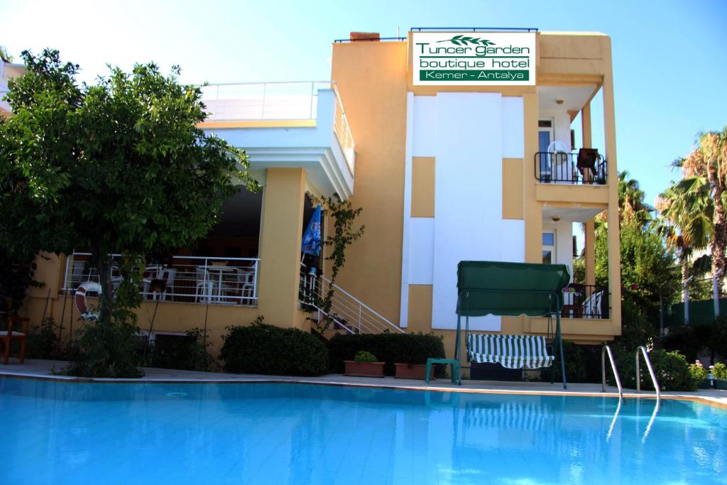 Bazén v ubytování Tuncer Garden Hotel nebo v jeho okolí
