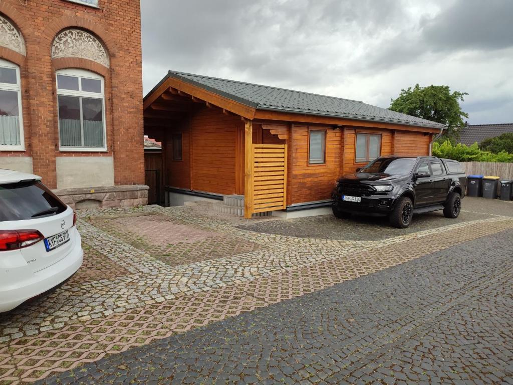 una casa con un coche aparcado delante de ella en Blockhaus Barbarossa Annie, en Rottleben
