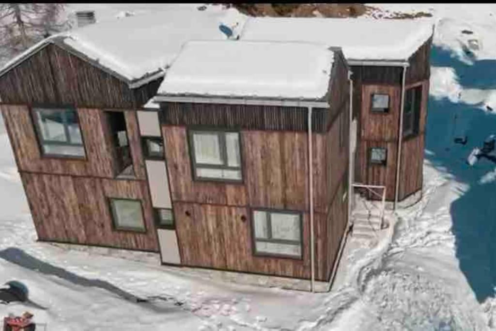 una representación de una casa en la nieve en Chalet immerso nel verde en Madesimo