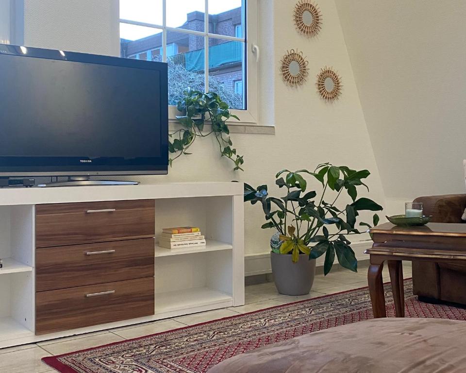 una sala de estar con TV de pantalla plana en un armario en Ferienwohnung Delta en Heinsberg