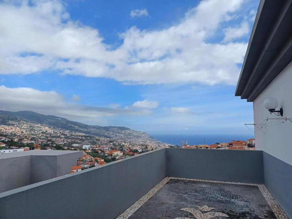 uma varanda com vista para o oceano em Ocean Paradise Til II no Funchal