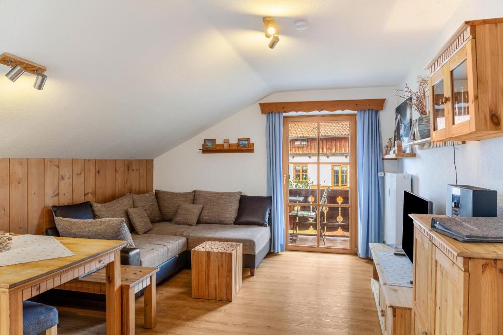 sala de estar con sofá y mesa en Haus Alpenquelle Seeblick, en Bad Kohlgrub