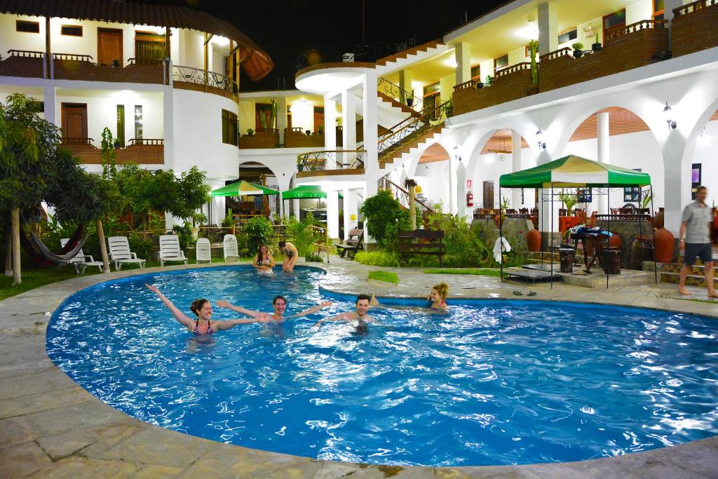 un grupo de personas en una piscina en Hotel Alegria Nasca en Nazca