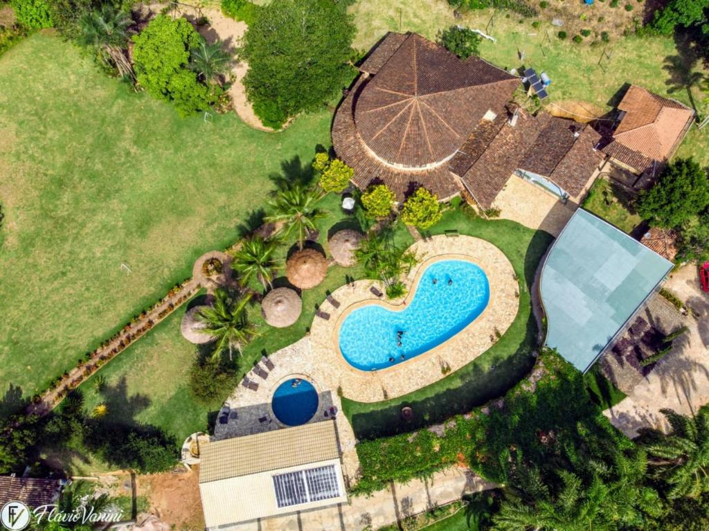 an overhead view of a swimming pool in a yard at Canto de Roca Turismo e Lazer in Mimoso do Sul