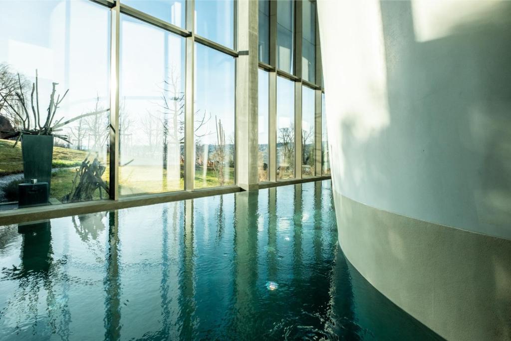 Bazén v ubytování Seerose Resort & Spa nebo v jeho okolí