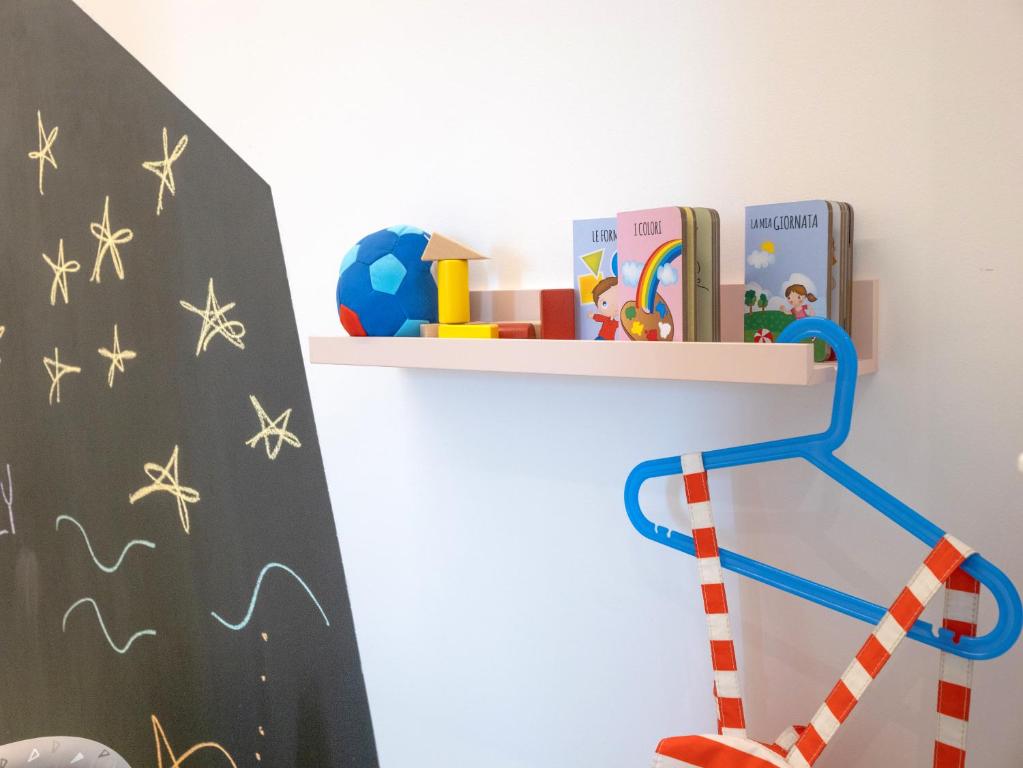 ピエトラ・リーグレにあるBabyaccomodation Family Brightの子供部屋の本棚