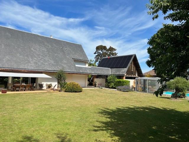 a house with a large yard with a house with a solar roof at 3 chambres dans une magnifique propriété in Luc-sur-Mer