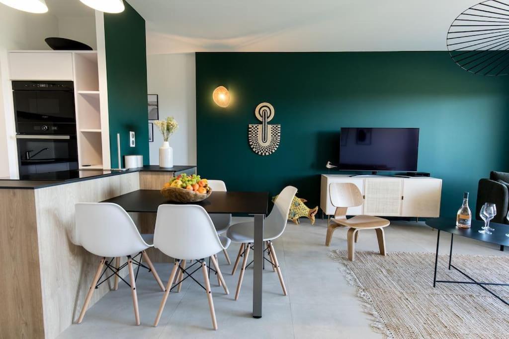 A television and/or entertainment centre at Le Gaston - Appartement vue dégagée Porto Vecchio
