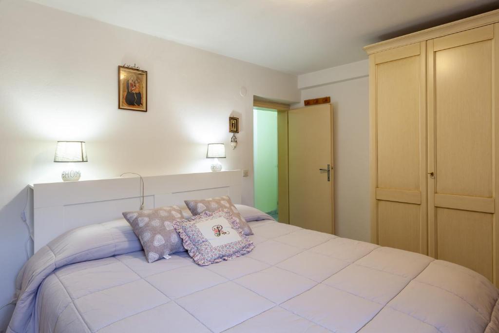 - une chambre avec un lit blanc et 2 oreillers dans l'établissement Casa Gigina, à Stazzema