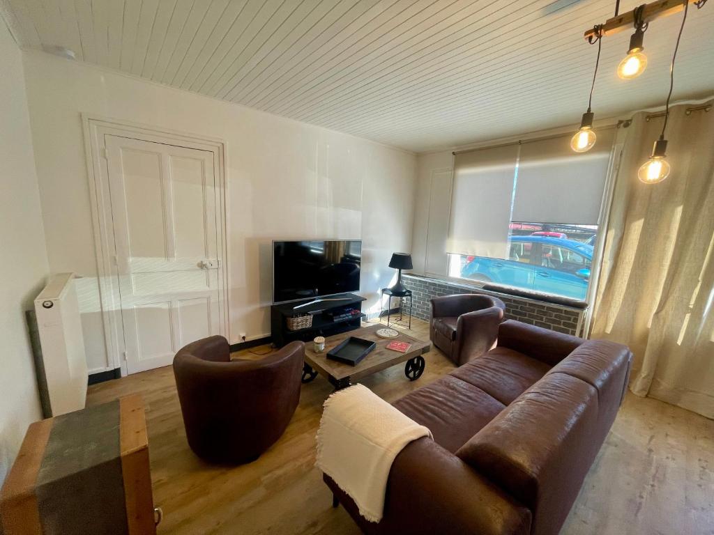 - un salon avec un canapé et une table dans l'établissement La Casa du Lac, au Bourget-du-Lac