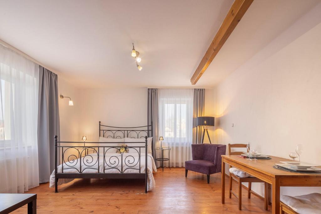 Postel nebo postele na pokoji v ubytování Pytloun Wellness Travel Hotel