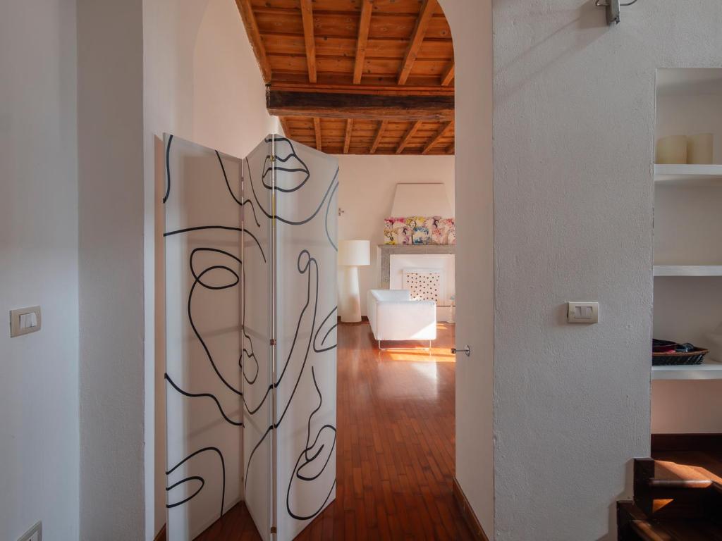 um quarto com uma porta com uma árvore pintada em Cascina Torriggio Estates em Rozzano