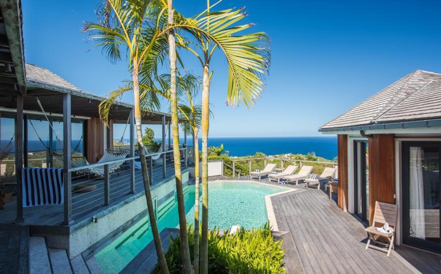 uma casa com piscina junto ao oceano em Luxury Vacation Villa 19 em Marigot
