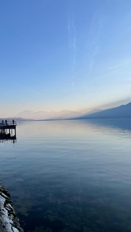 une grande masse d'eau avec des gens sur un quai dans l'établissement La Casa du Lac, au Bourget-du-Lac
