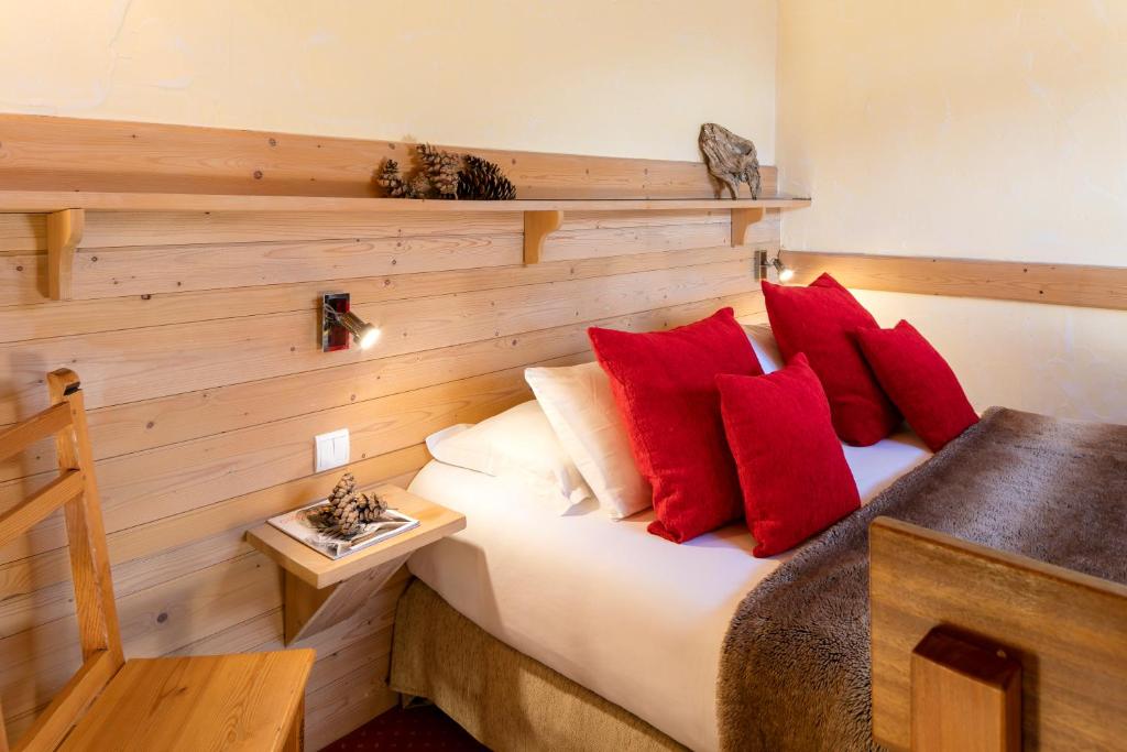 Postel nebo postele na pokoji v ubytování Hôtel & Spa Les Bartavelles