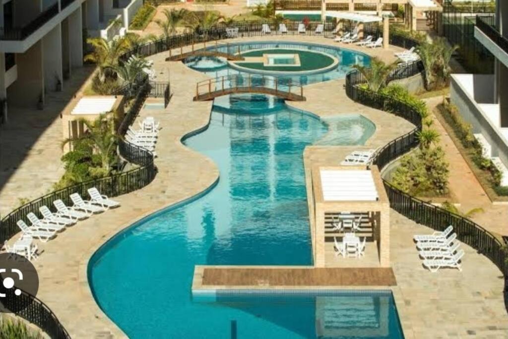 uma vista superior de uma piscina num resort em Lindo apart. estrutura de hotel em Brasília