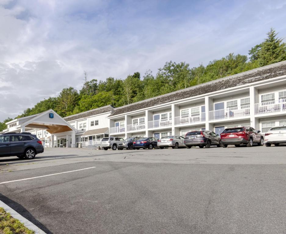 a row of cars parked in front of a building at Seasider Motel in Bar Harbor