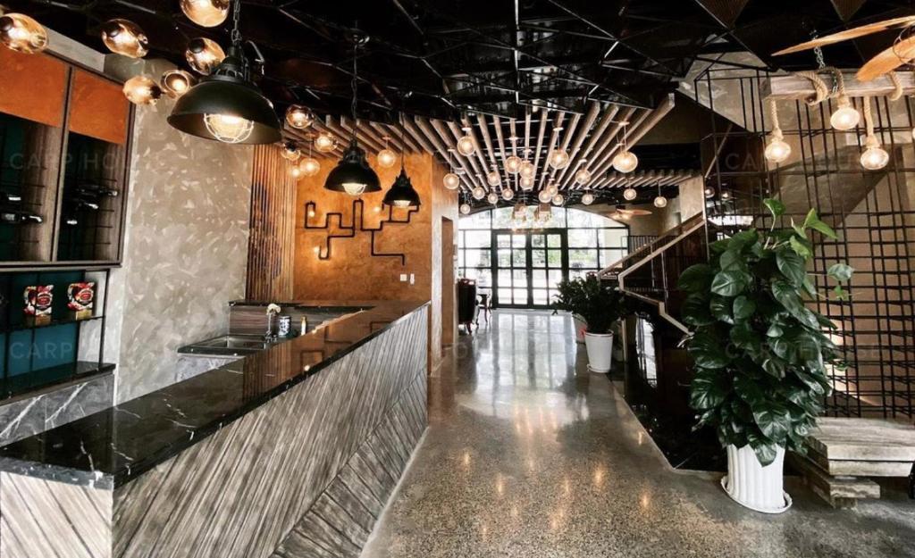 una grande stanza con un bar e alcune piante di Agarwood Boutique House Phu Quoc - Free Kitchen a Phu Quoc