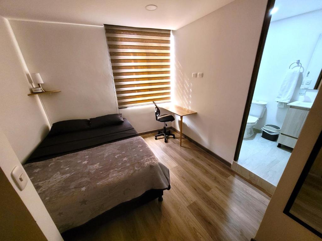 - une chambre avec un lit, un bureau et une fenêtre dans l'établissement Exclusive Private Brand New-Room, à Bogotá