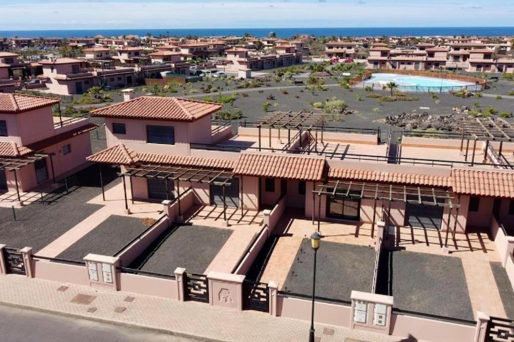 eine Luftaufnahme eines Resorts mit Swimmingpool in der Unterkunft Villejs Fuerteventura in Lajares
