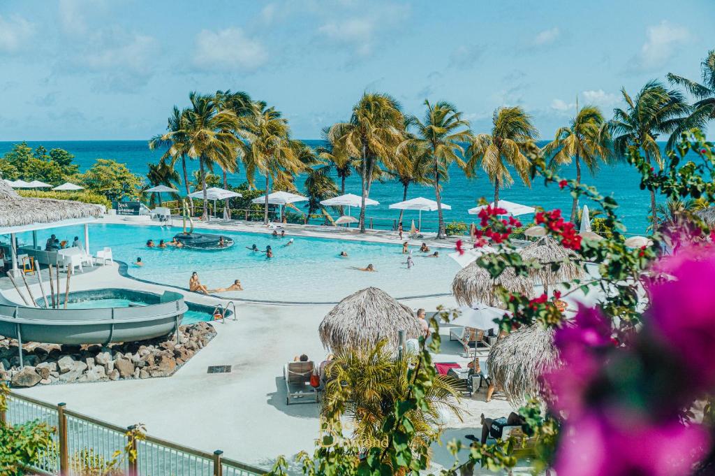Piscine de l'établissement Turquoise studio remarquable vue mer ou située à proximité