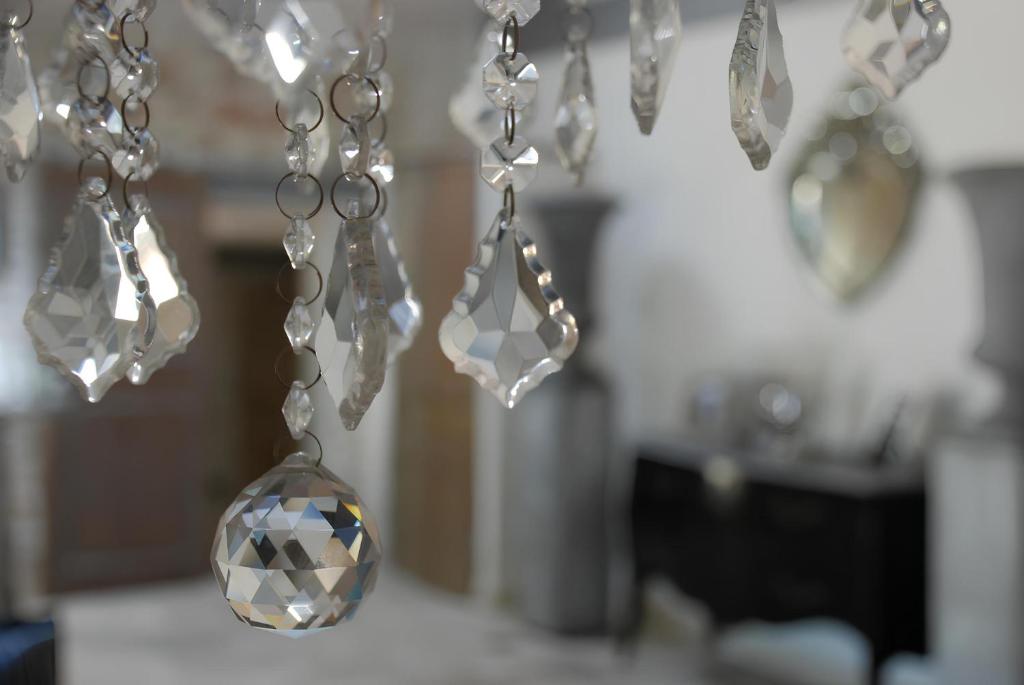 una bola de cristal colgando de una cadena en una habitación en Le Domaine Saint Martin, en Flassans-sur-Issole