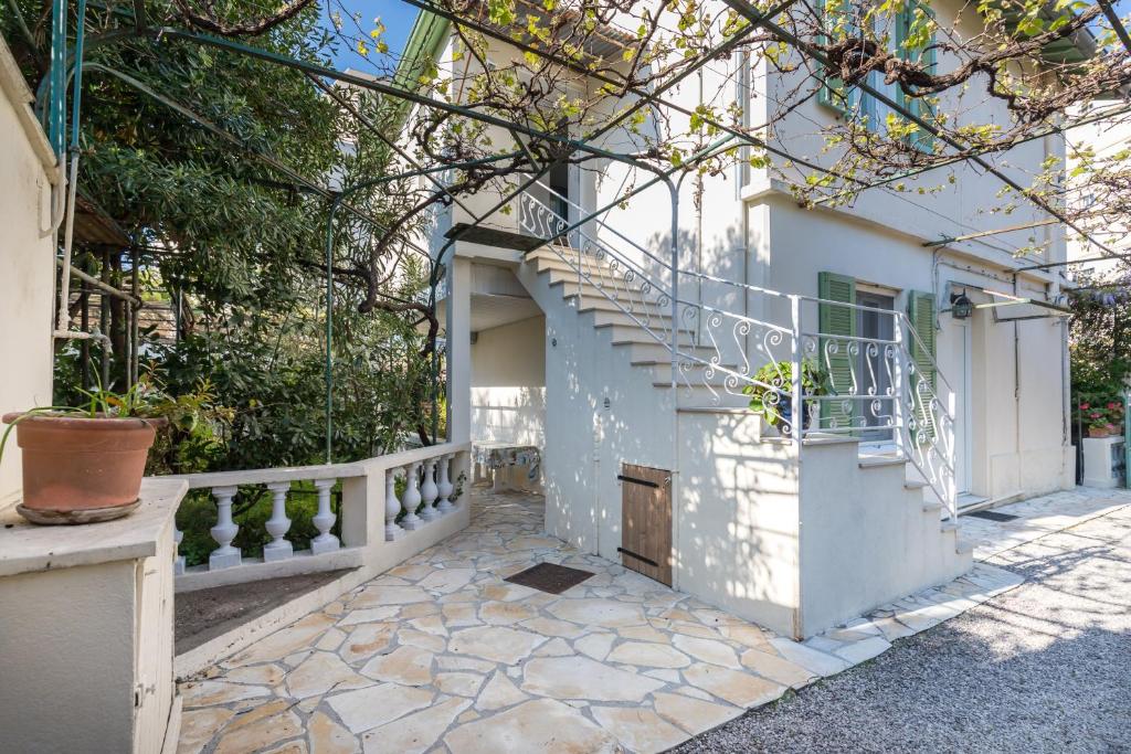 - un bâtiment blanc avec des escaliers et un escalier dans l'établissement appartement 1er étage, à Antibes