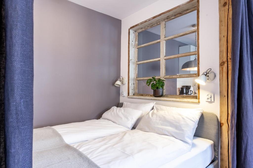 ポズナンにあるMieszkanie w centrumの窓付きの客室で、ベッド1台(白い枕付)
