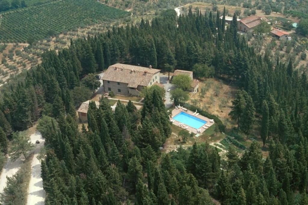 vista aerea di una casa con piscina di Il Cascino a Greve in Chianti