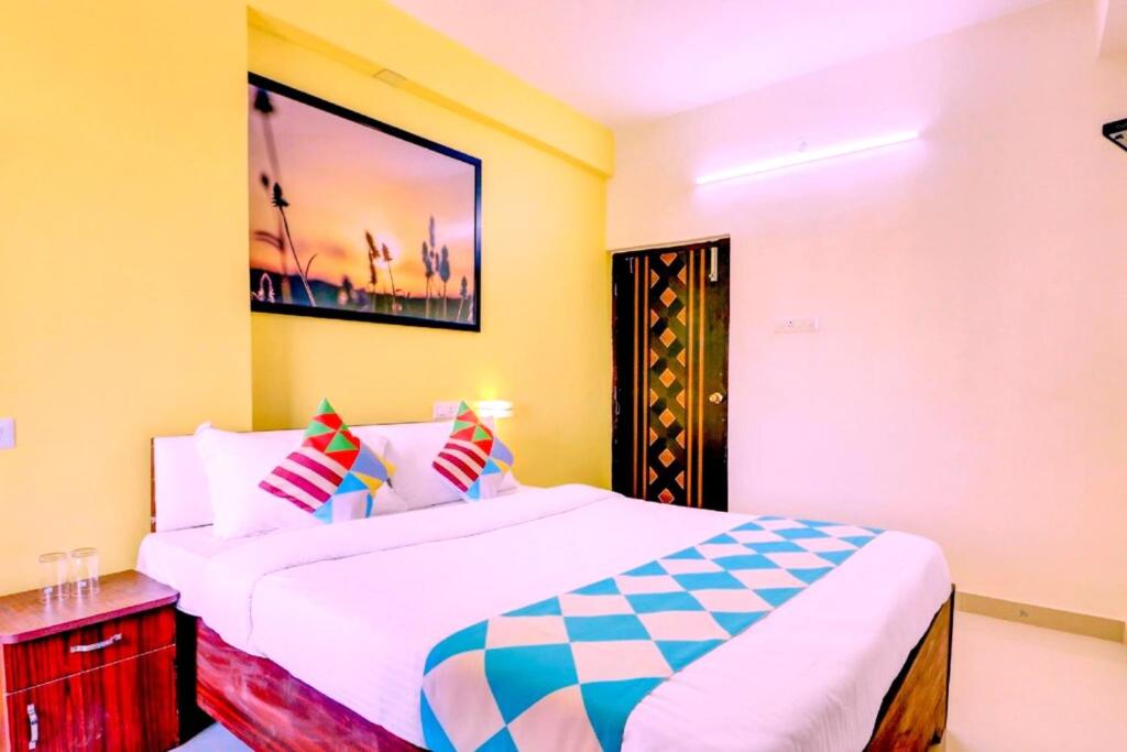 Hotel Luxurious Stay Inn Kolkata - Excellent Service Recommended & Couple Friendly في kolkata: غرفة نوم بسرير كبير وصورة على الحائط