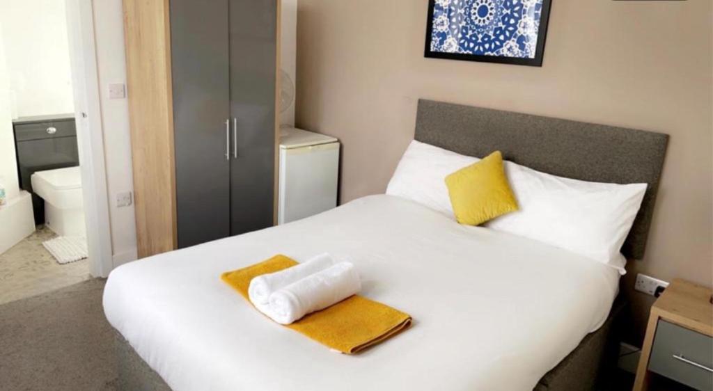een slaapkamer met een bed met twee handdoeken erop bij Sandal Park View - Duplex Relocations in Wakefield