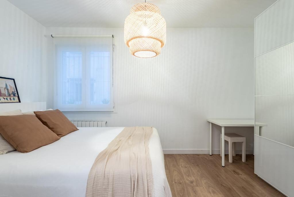 Amplio y acogedor junto al Ayuntamiento - Three-Bedroom Apartment