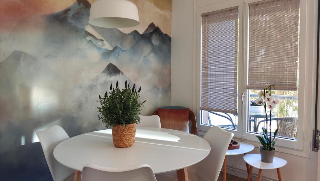 une salle à manger avec une table et des chaises blanches dans l'établissement El Cau de Ribes, à Ribes de Freser