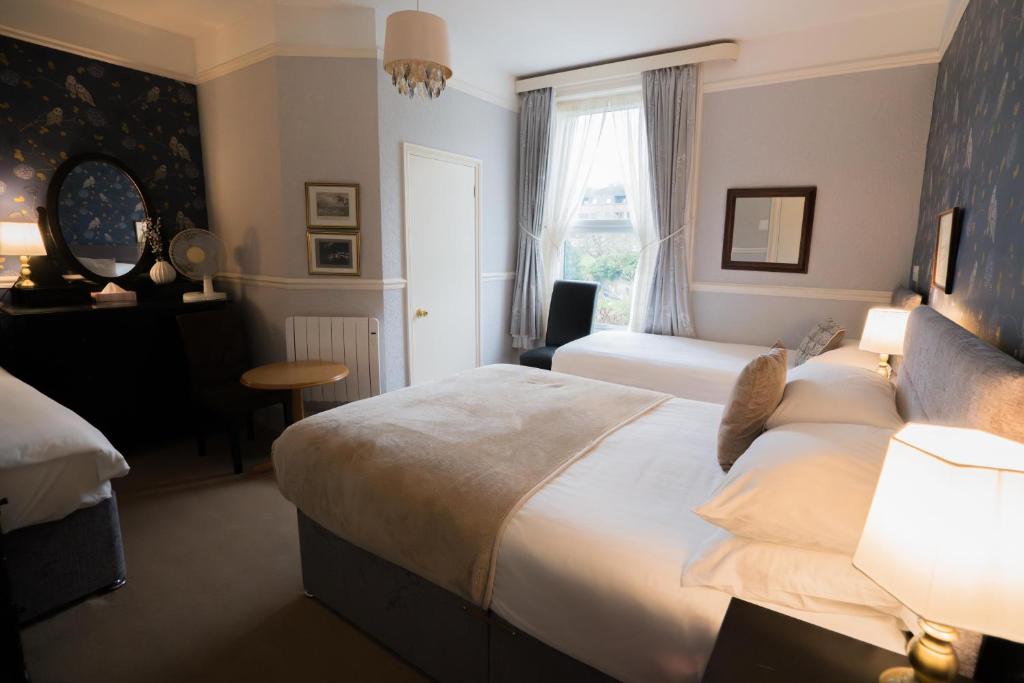 um quarto de hotel com duas camas e uma janela em Maison Dieu Guest House em Dover